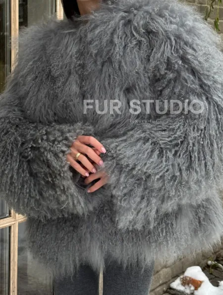 Шуба из меха ламы серого цвета - фото 1