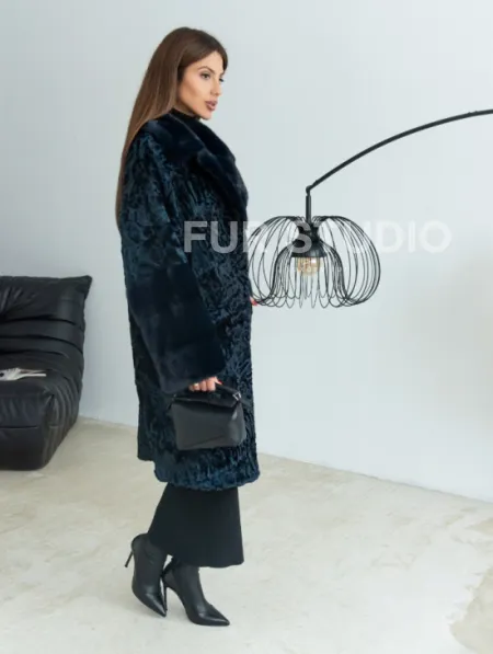 Шуба из каракульчи с английским воротником норки - цвет темно-синий - фото 3