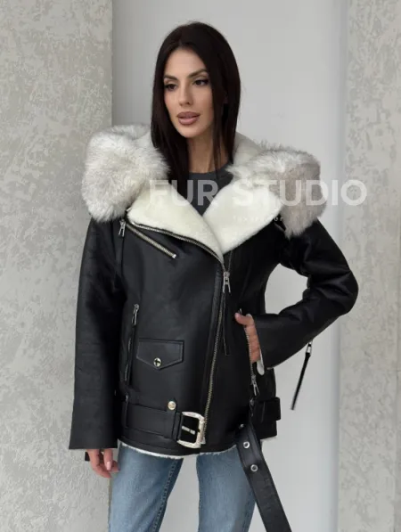 Черная куртка дубленка с капюшоном - фото 5