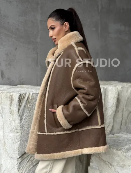 Коричневая женская дубленка - фото 9