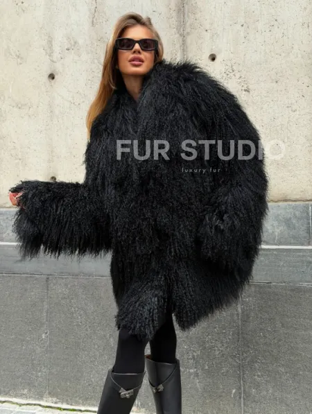 Черная шуба из ламы V-образный вырез - фото 4