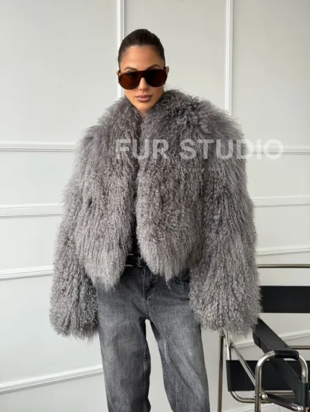 Серая шубка из меха ламы - фото 9