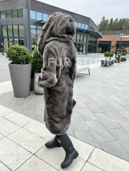 Шуба норковая с капюшоном из меха куницы в цвете графит грей - фото 3