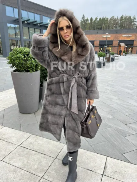 Шуба норковая с капюшоном из меха куницы в цвете графит грей - фото 2