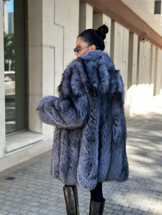 Удлиненная шуба из чернобурой лисы - фото 3