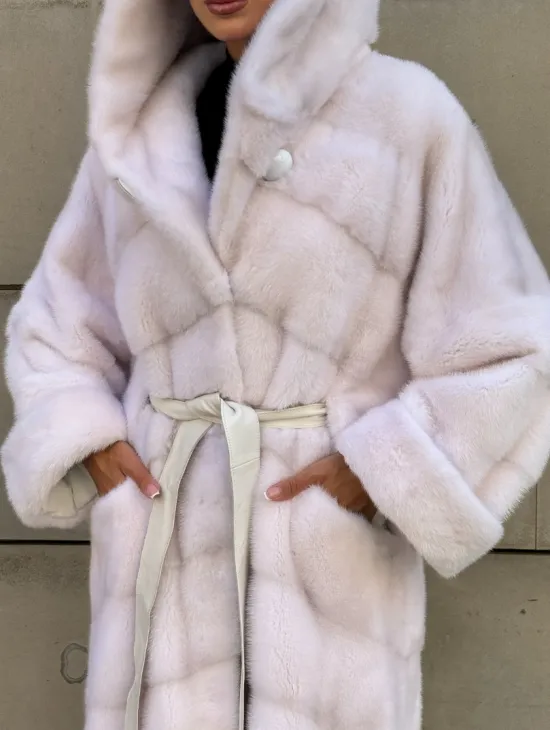 Шуба в диагональной выкладке меха норки White ice с капюшоном - фото 2