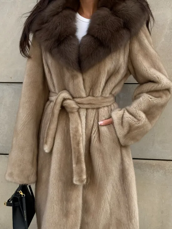 Шуба из норки пастель в технологии роспуск с капюшоном из меха куницы - фото 4