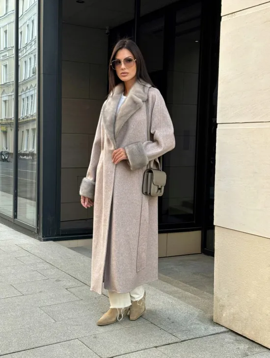 Женское демисезонное пальто с отделкой из меха норки - фото 10