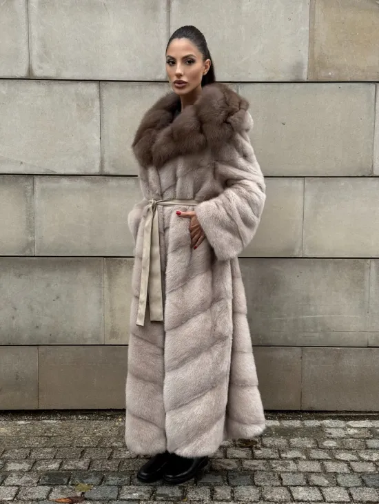 Длинная норковая шуба прямого кроя с капюшоном из меха куницы - фото 0