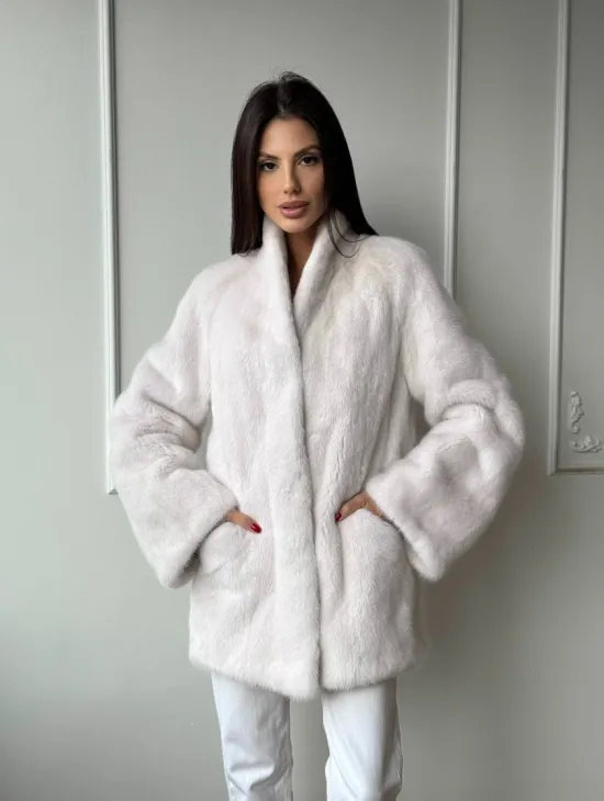 Белый меховой жакет из норки с V-образным воротником и поясом - фото 10
