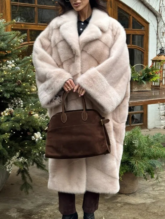 Шуба натуральная из меха аукционной норки в стиле «Oversize» - пудровая - фото 3