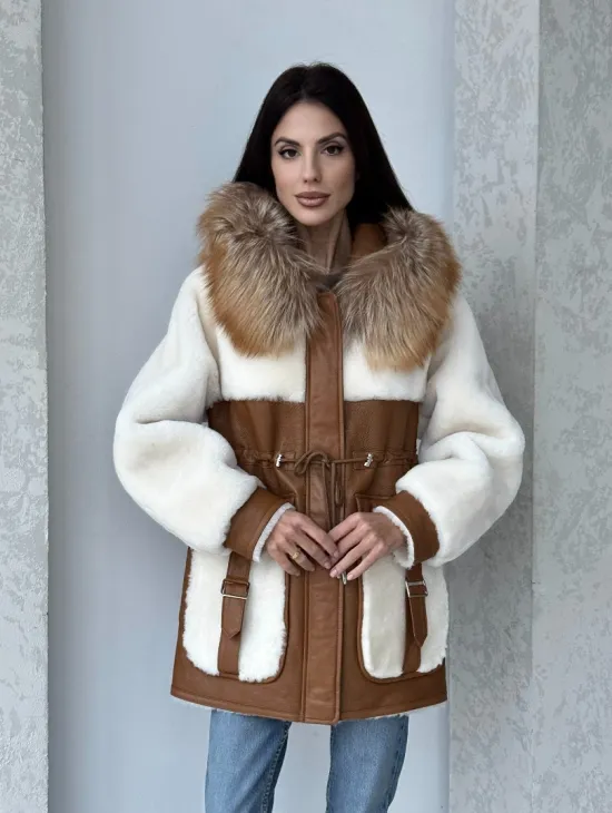 Модная натуральная дубленка из овчины, капюшон с отделкой из меха лисы - фото 8