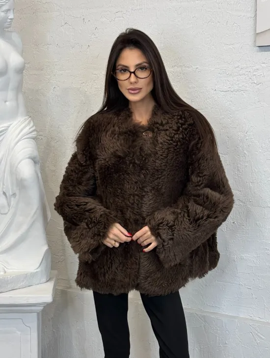 Короткая шуба из натуральной овчины с круглым вырезом и накладными карманами - фото 7