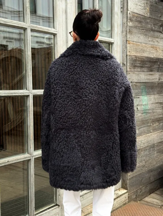 Стильный полушубок из натурального меха тиградо с большим отложным воротником - цвет графит - фото 3