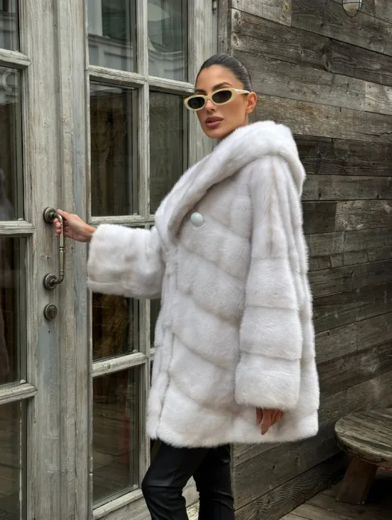 Светлый полушубок автоледи из меха норки с капюшоном - фото 10