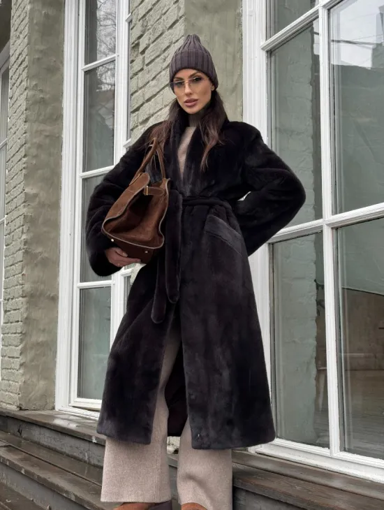 Роскошная шуба из аукционной норки Premium Velvet с V-образным воротником и меховым поясом - горький шоколад - фото 9