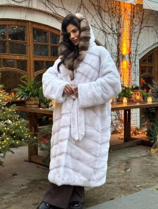 Длинная белая норковая шуба с капюшоном из натурального меха куницы 