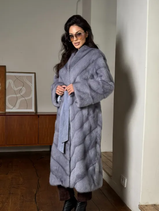 Модная женская шуба из меха норки с V-образным воротником - фото 8