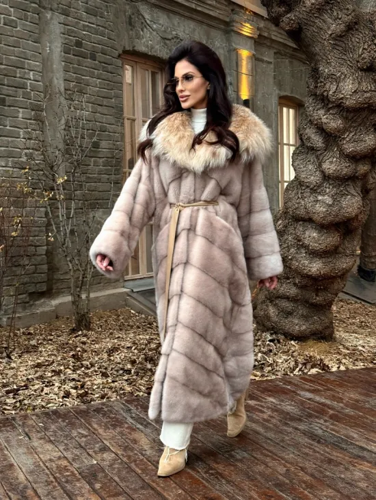 Шуба теплая из меха норки с капюшоном из натуральной рыси - фото 0