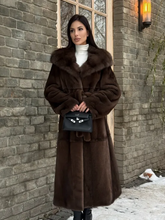 Длинная коричневая норковая шуба прямого кроя с капюшоном из куницы - фото 8