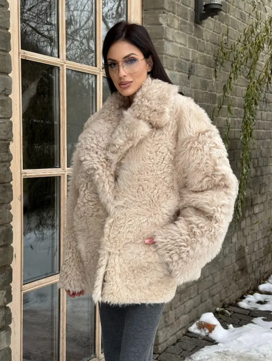 Светлая короткая шуба из испанской овчины - фото 10