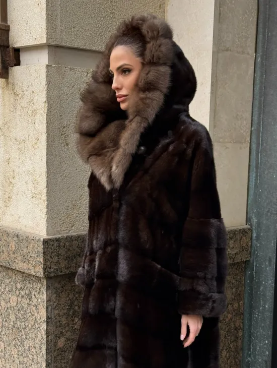 Удлиненная норковая шуба с капюшоном куница, цвет горький шоколад - фото 2