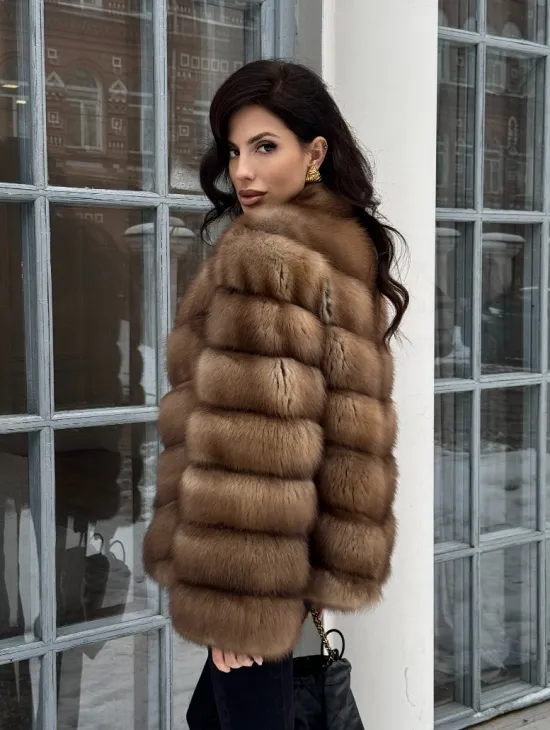 Шуба из меха куницы с V-образным воротником - фото 10