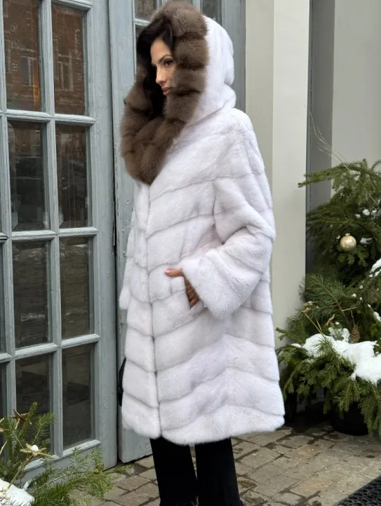 Белая прямая норковая шуба с капюшоном из меха куницы - фото 6