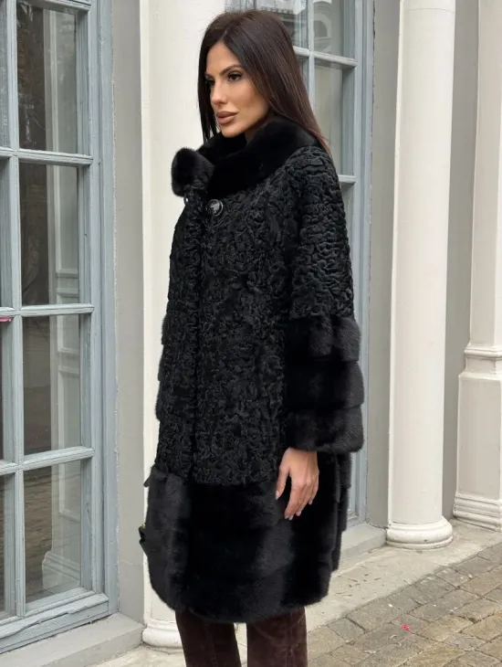 Черная шуба из меха каракульчи с отделкой из меха норки - фото 4