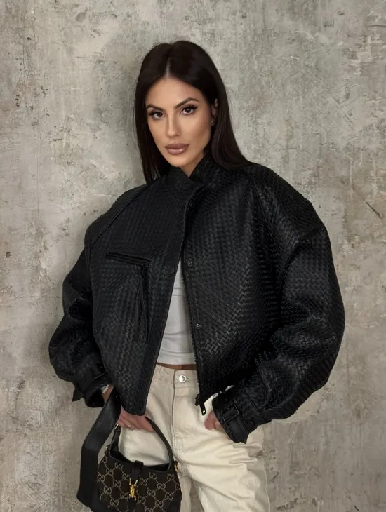 Черный женский бомбер из плетеной натуральной кожи - фото 8