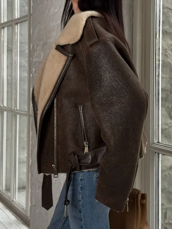 Короткая молодежная косуха-дублёнка из натуральной овчины - фото 3