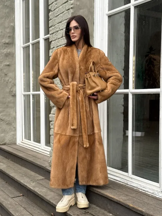 Шуба из норки «Gold» в классической выкладке с V-образным воротником и поясом - фото 7