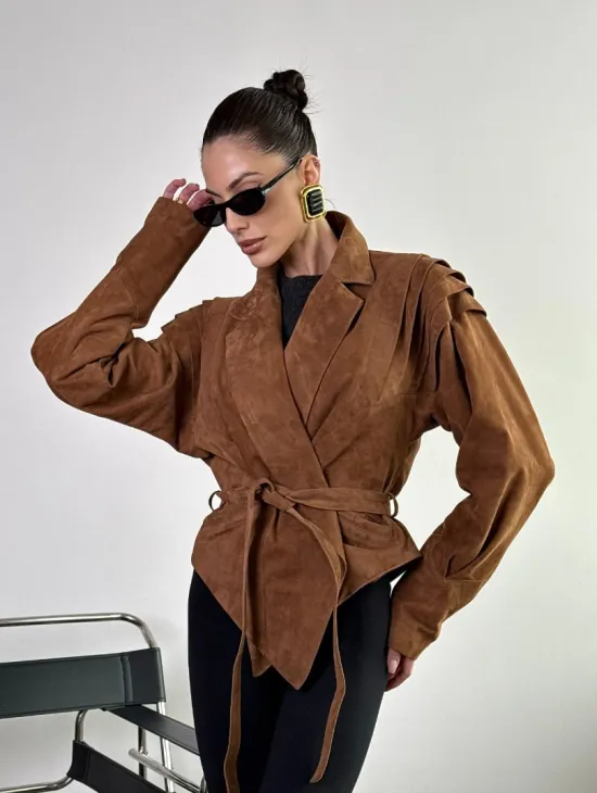 Модная приталенная куртка с плечиками - крылышками из замши Camel - фото 9