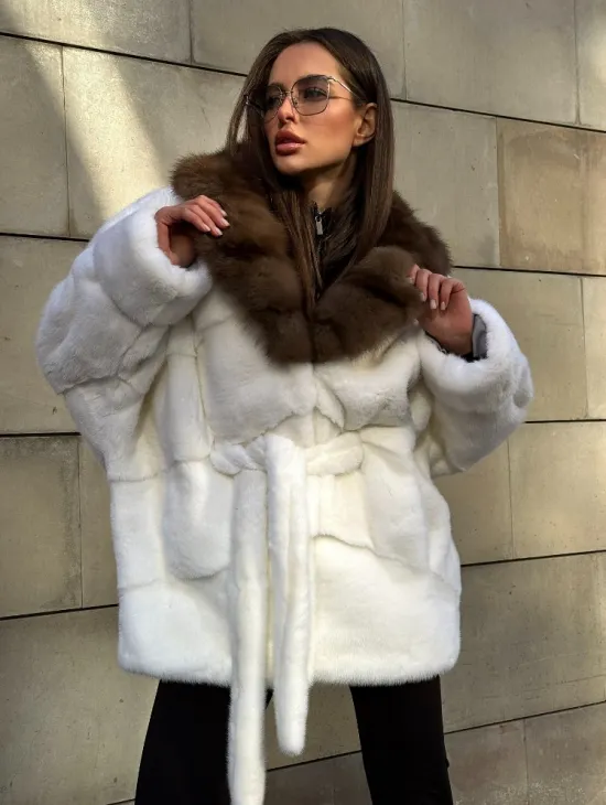 Белоснежная норковая шуба в стиле оверсайз с воротником из меха куницы - фото 3