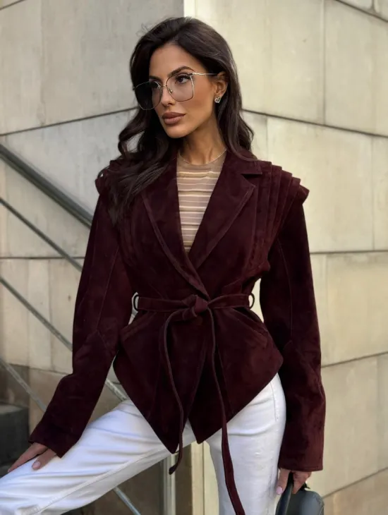 Модная приталенная куртка с плечами в стиле 90-х - фото 8