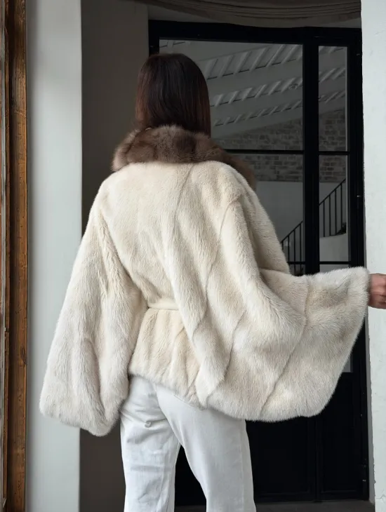 Светлое норковое пончо с воротником из куницы - фото 23