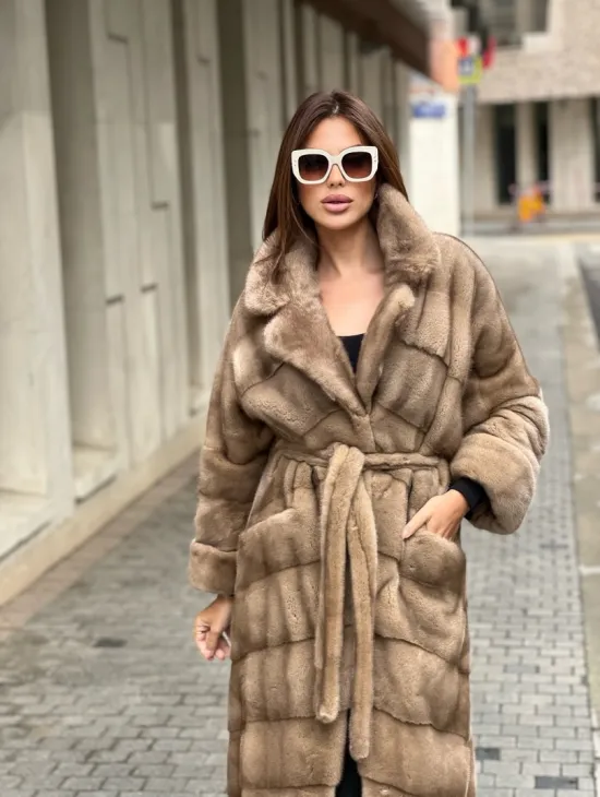 Luxyry - Удлиненная плюшевая норковая шуба в цвете пастель - фото 4