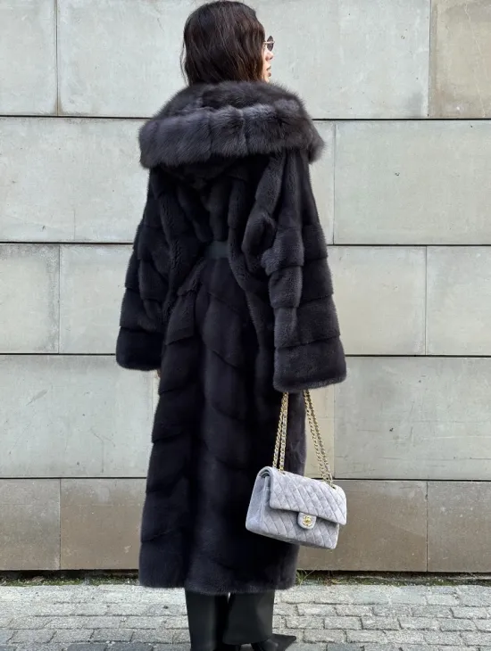 Норковая шуба в цвете графит с капюшоном из куницы - фото 10