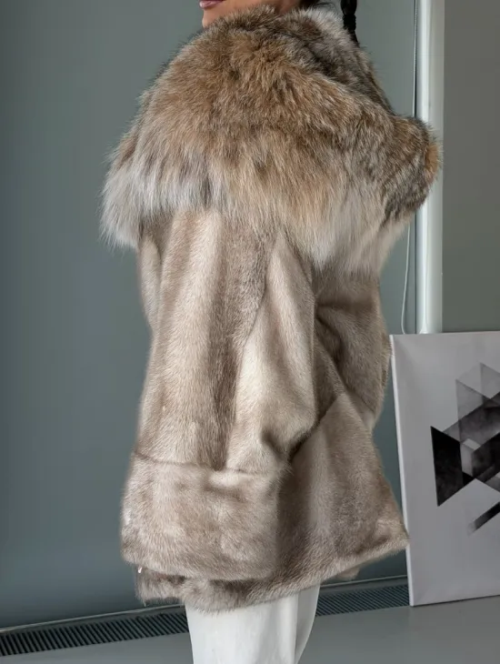 Шуба летучая мышь из норки Ivory с капюшоном из меха рыси - фото 5
