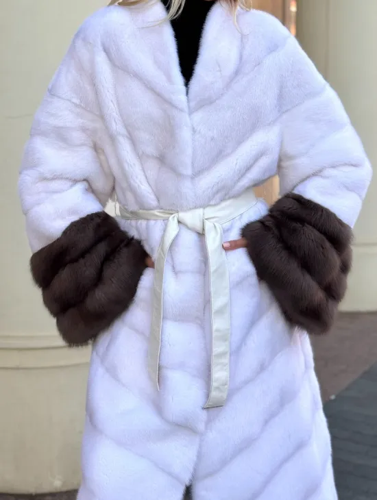 Белая норковая шуба с отделкой из куницы - фото 1
