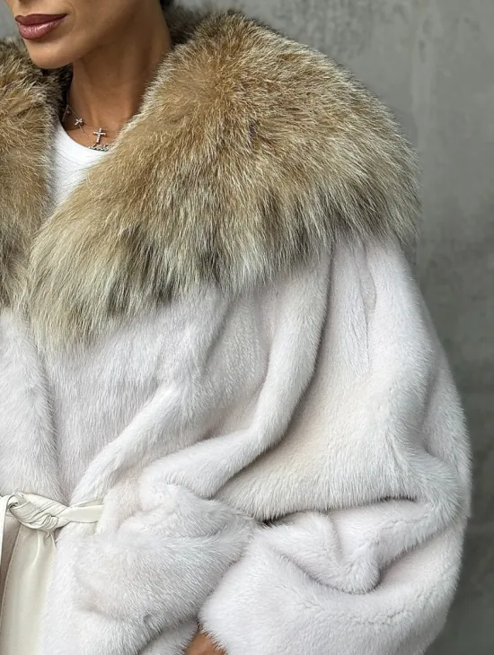 Светлая норковая шуба с капюшоном - фото 2
