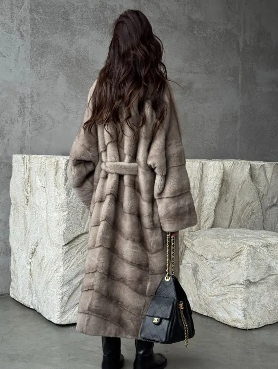 Удлинённая норковая шуба с поясом - фото 4