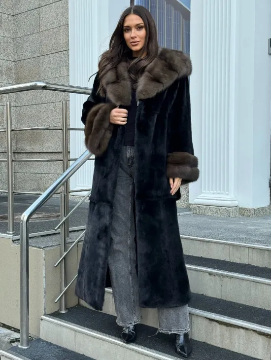 Черная шуба из меха SAGA FURS с отделкой из куницы - фото 3