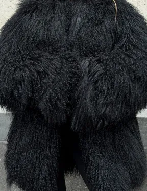Черная шуба из ламы V-образный вырез - фото 1