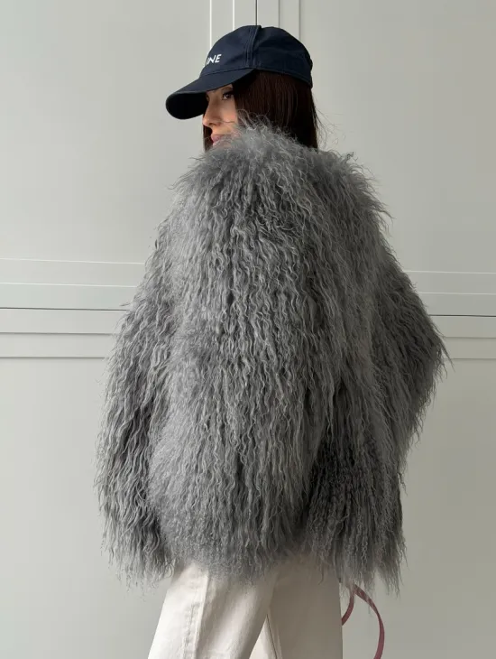 Серая шуба из натурального меха ламы - фото 7