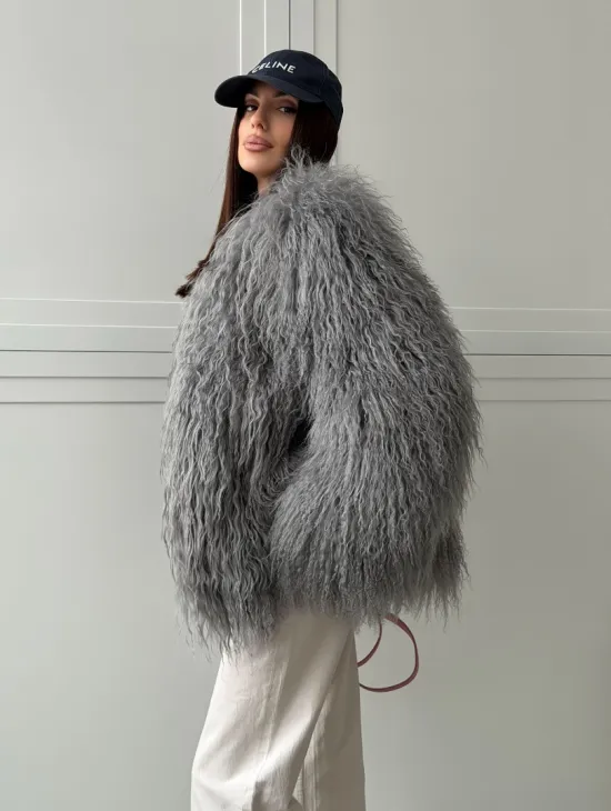 Серая шуба из натурального меха ламы - фото 10