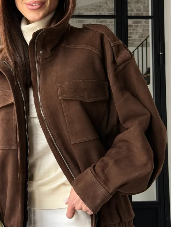 Коричневая куртка из натуральной замши тренд 2026 - фото 3