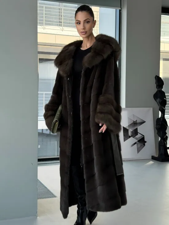 Норковая шуба с отделкой из куницы на рукавах и капюшоне - фото 0