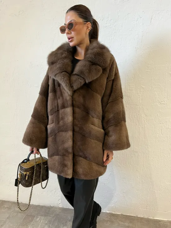Короткая шуба в цвете соболь с воротником из меха куницы - фото 1