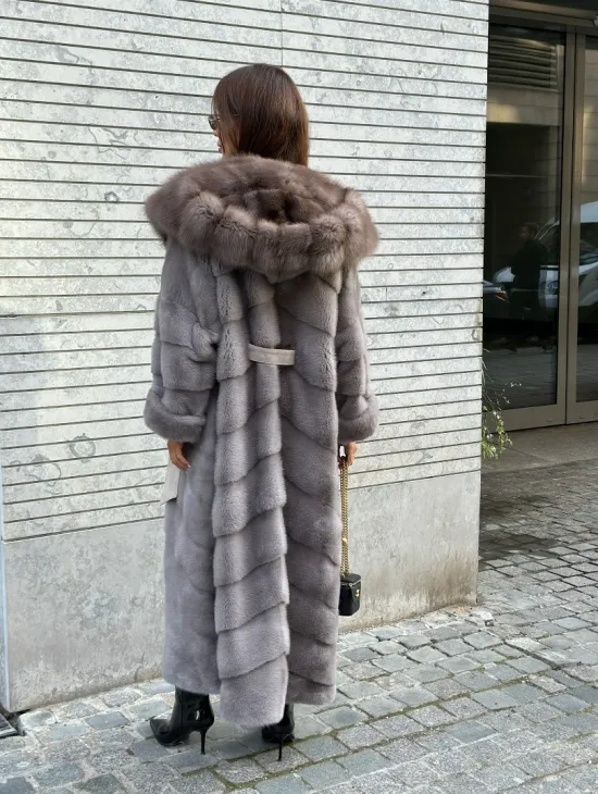 Длинная шуба из норки воротник-капюшон куница светло-серого цвета - фото 5